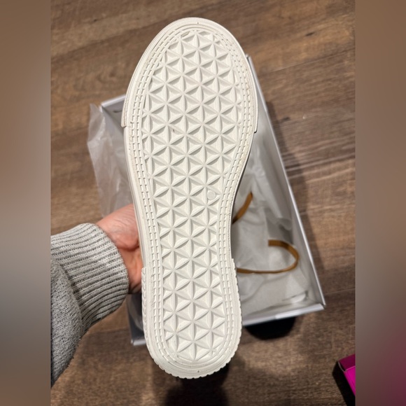 Shoes - Picture 4 of 4